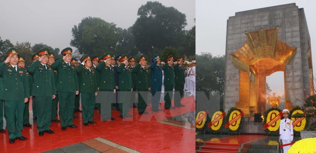Đoàn đại biểu Quân ủy Trung ương, Bộ Quốc phòng đặt vòng hoa, viếng tại Đài Tưởng niệm các Anh hùng, liệt sỹ. (Ảnh: Doãn Tấn/TTXVN)