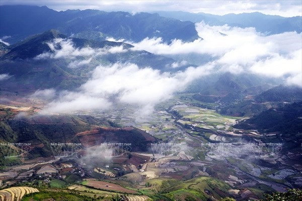 Cũng vào thời điểm này, ở Mù Cang Chải thường xuất hiện những trận mưa đêm, nước mưa theo các suối nhỏ trên triền núi dẫn xuống những thửa ruộng bậc thang kết hợp với những đám mây luồn trong buổi sớm mai tạo nên một phong cảnh tuyệt đẹp trên những thửa ruộng bậc thang dưới chân đèo Khau Phạ. (Ảnh: Nguyễn Thắng)