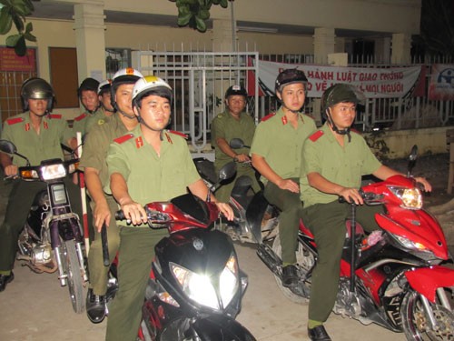 Chiến sĩ lớp C1-C2 tham gia tuần tra đêm bảo đảm an ninh, trật tự với lực lượng Công an xã Lợi Bình Nhơn, TP.Tân An
