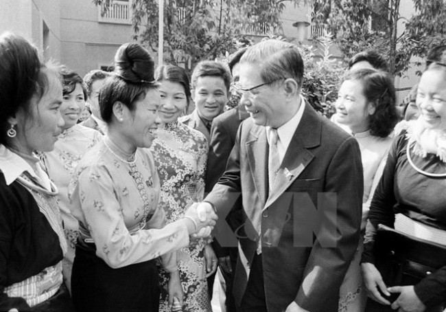 Đồng chí Nguyễn Văn Linh gặp gỡ các đại biểu dự Đại hội Đảng lần thứ 6 khai mạc ngày 15/12/1986 tại Hà Nội. (Ảnh: Minh Đạo/TTXVN)
