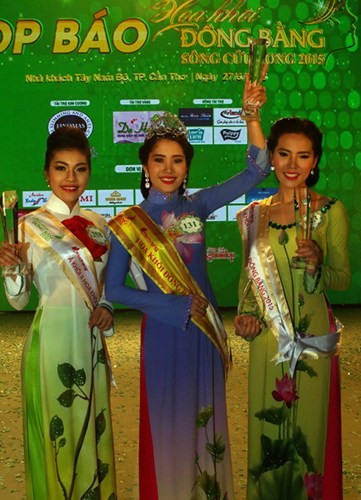 Ba người đẹp đăng quang tại cuộc thi sau họp báo.