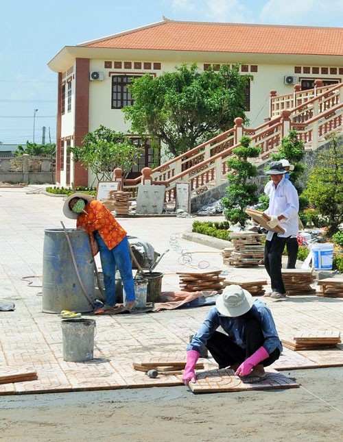 Công nhân lót nền toàn bộ sân khu lưu niệm