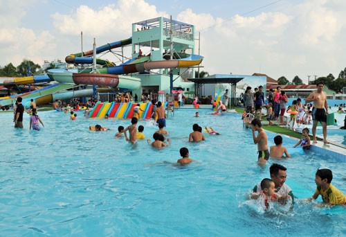 Nhiều trẻ em vui chơi tại Công viên nước Biển Đông trong ngày hè