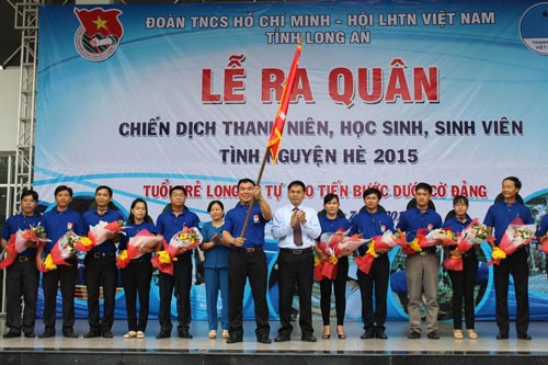 Phó Chủ tịch UBND tỉnh – Hoàng Văn Liên trao cờ lệnh cho Ban chỉ huy chiến dịch