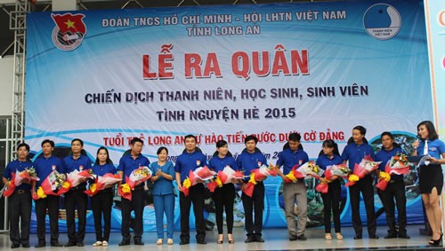 Ủy viên Thường trực HĐND tỉnh - Nguyễn Ngọc Hạnh tặng hoa cho Ban chỉ huy chiến dịch
