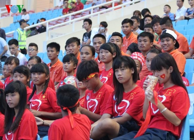 Các CĐV đều háo hức đón chờ trận đấu đầu tiên của "gã nhà giàu thành Manchester" tại Việt Nam.
