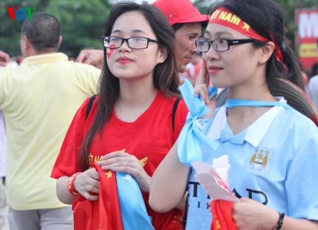 Phần lớn các CĐV đều mặc trang phục đỏ để cổ vũ ĐT Việt Nam. Những CĐV mặc áo xanh của Man City chiếm thiểu số.