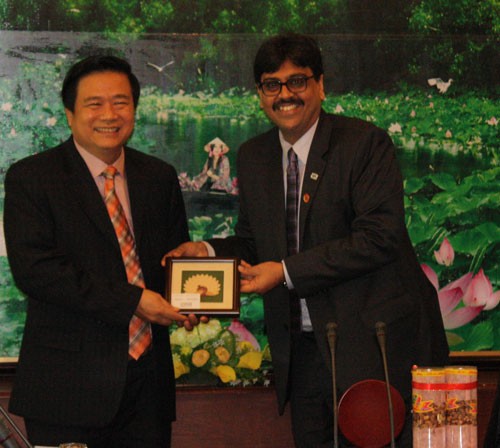 Đại diện Ngân hàng Ấn Độ trao quà lưu niệm cho Phó Chủ tịch UBND tỉnh - Phạm Văn Rạnh (nay là Phó Bí thư Thường trực Tỉnh ủy)