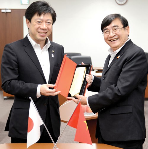 Chủ tịch UBND tỉnh - Đỗ Hữu Lâm trao quà lưu niệm cho ông Shizuo Yamashita, Thị trưởng thành phố Komaki, Nhật Bản