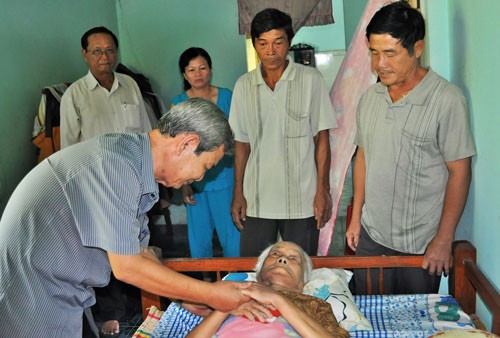 Thăm hỏi sức khỏe và tặng quà cho bà Hà Thị Đầy, 96 tuổi, bị bệnh, đã từng giúp đỡ ông Phạm Thạnh Phong, tại Xóm Trầu