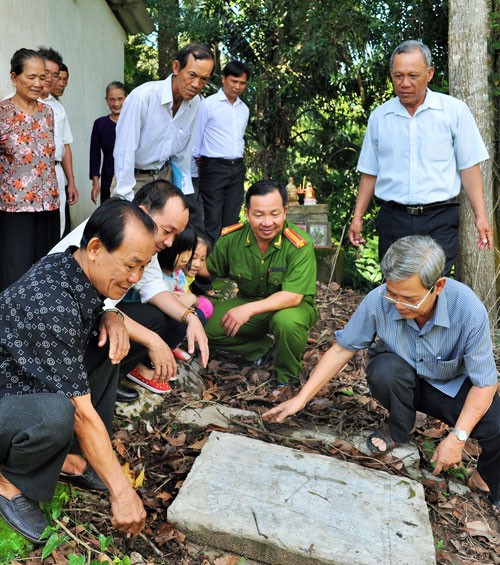 Đồng chí Phạm Thanh Phong (bìa phải), thăm hầm bí mật từng trú ẩn trong những năm hoạt động cách mạng (1969-1970)