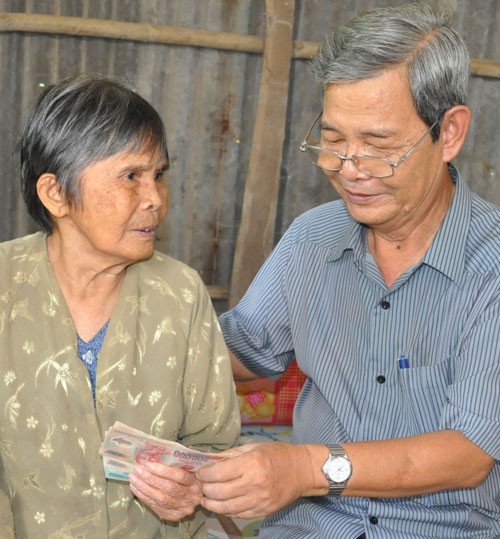 Tặng quà cho bà Nguyễn Thị Ưa, 79 tuổi, vợ Liệt sĩ Nguyễn Hữu Huỳnh