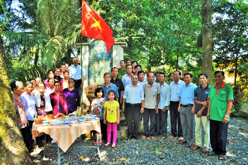 Nguyên Bí thư Tỉnh ủy - Phạm Thanh Phong, cùng nhân dân ấp 4, xã Thạnh Đức chụp ảnh lưu niệm tại Di tích Lịch sử Xóm Trầu