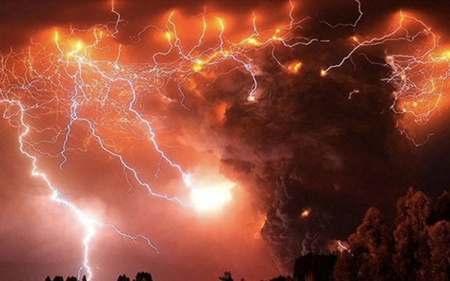 Trong vụ nổ núi lửa, điện tích được phát ra có thể tạo thành những cơn "bão sét".
