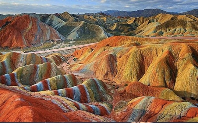 Đây là những đồi cát đa sắc tráng lệ được tìm thấy ở Trung Quốc, nó trông giống như một bức tranh siêu thực.