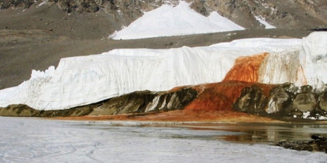 Ở Nam Cực, nước trộn với oxit sắt làm cho nó có vẻ giống như dòng máu đang chảy ra khỏi sông băng.