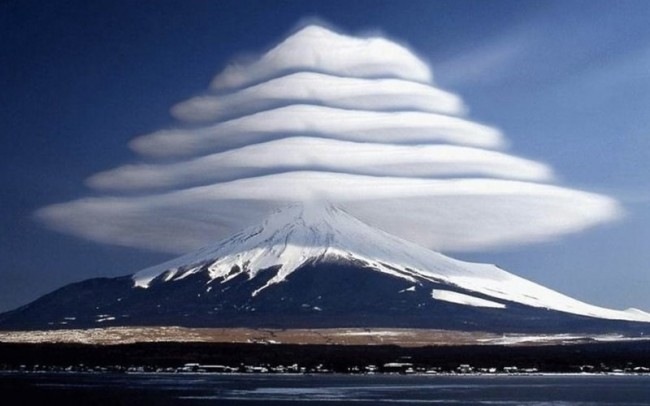 Đám mây hình hạt đậu trông giống như UFO. Thực chất đây chỉ là dòng không khí ẩm bao phủ đỉnh núi dẫn đến hình thành những đám mây dạng thấu kính kỳ lạ.