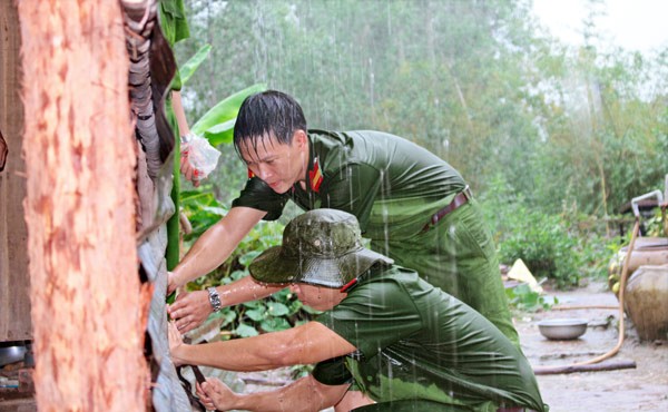 Đoàn thanh niên Công an tỉnh giúp dân sửa nhà tại xã Bình Thành, huyện Đức Huệ