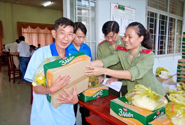 Phòng Hậu cần - Kỹ thuật Công an tỉnh tặng quà cho người có hoàn cảnh khó khăn tại xã Bình Hòa Nam, huyện Đức Huệ