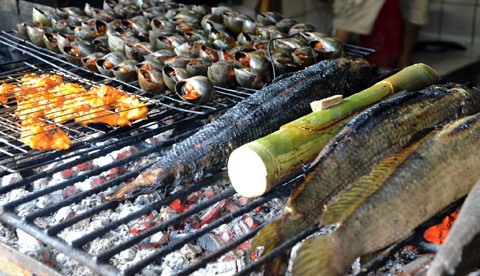 Dân dã cá lóc nướng trui - Miền Tây nổi tiếng với các món nướng theo kiểu dân dã, đặc biệt là cá lóc nướng trui, nướng bùn hoặc nướng vỉ. Và chỉ có phù sa sông Mê Kông mới cho món cá vị ngọt bùi đặc trưng.
