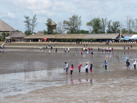 Bãi biển Tân Thành nhộn nhịp ngày lễ 2-9