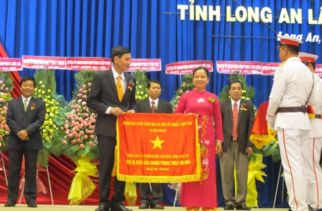 Bà Trần Thị Hà – Thứ trưởng Bộ Nội vụ, Phó Chủ tịch thường trực Hội đồng thi đua khen thưởng Trung ương tặng cờ thi đua cho các đơn vị xuất sắc