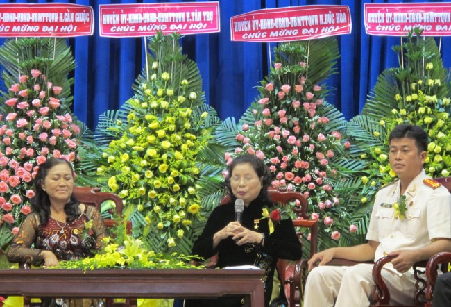 Bà Nguyễn Thị Phương Quang- Anh hùng lao động - Giám đốc Công ty CP May xuất khẩu Long An giao lưu tại Đại hội