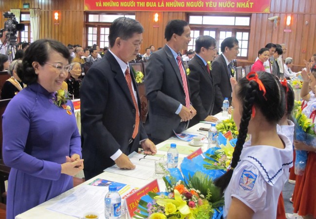 Thiếu nhi tặng hoa chúc mừng các đại biểu dự Đại hội Thi đua yêu nước tỉnh Long An lần thứ IV - năm 2015