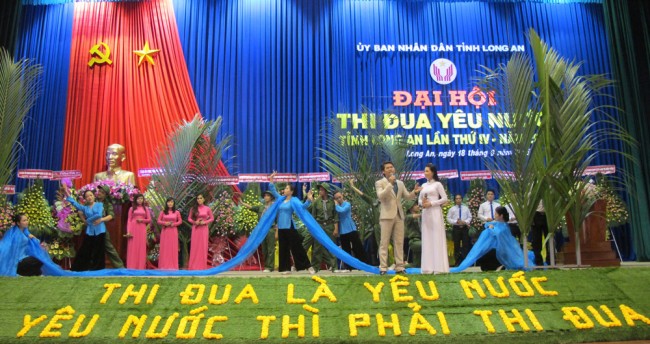 Với tinh thần “thi đua là yêu nước”, mỗi người làm việc với tinh thần hăng say hơn, và mỗi năm qua đi, đất nước ta lại gặt hái thêm những thành quả mới trên mặt trận kinh tế, xã hội