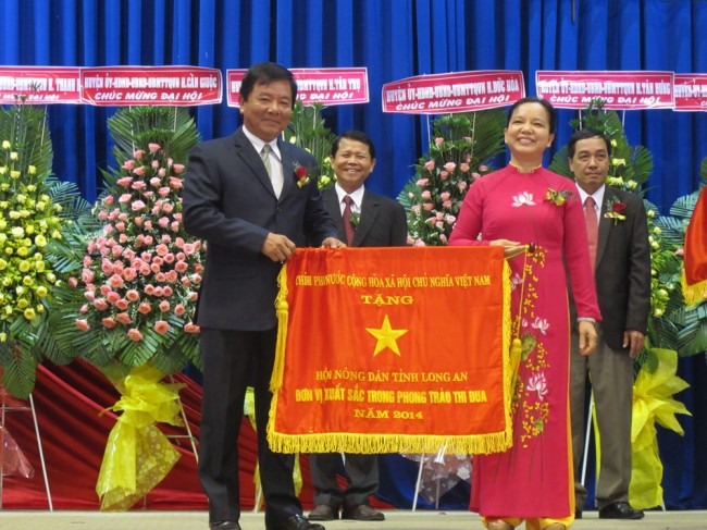 Bà Trần Thị Hà – Thứ trưởng Bộ Nội vụ, Phó Chủ tịch thường trực Hội đồng thi đua khen thưởng Trung ương tặng cờ thi đua cho các đơn vị xuất sắc