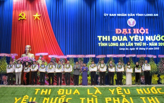 Phó chủ tịch UBND tỉnh Nguyễn Thanh Nguyên và Trần Thị Nhanh trao bằng khen của UBND tỉnh cho các tập thể và cá nhân xuất sắc trong phong trào thi đua yêu nước