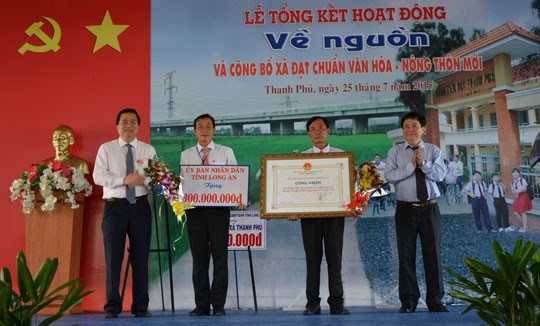 Xã Thanh Phú, huyện Bến Lức đón nhận danh hiệu Xã văn hóa và Xã nông thôn mới