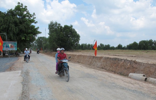 Nhiều công trình giao thông nông thôn được đầu tư xây dựng phục vụ sản xuất nông nghiệp, nông dân, nông thôn. Đường giao thông ở xã vùng sâu Bình Thành, huyện Đức Huệ)