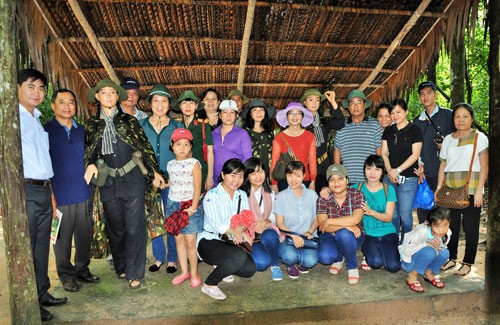 Đoàn về nguồn Công đoàn Báo Long An chụp ảnh lưu niệm với các hình ảnh mô hình du kích năm xưa