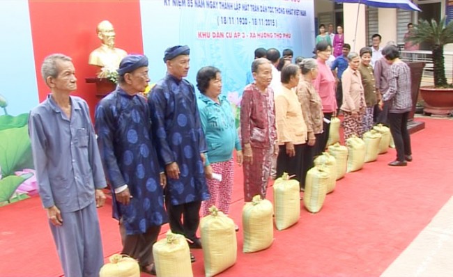 Tặng gạo cho người nghèo tại ấp 3, xã Hướng Thọ Phú, TP.Tân An