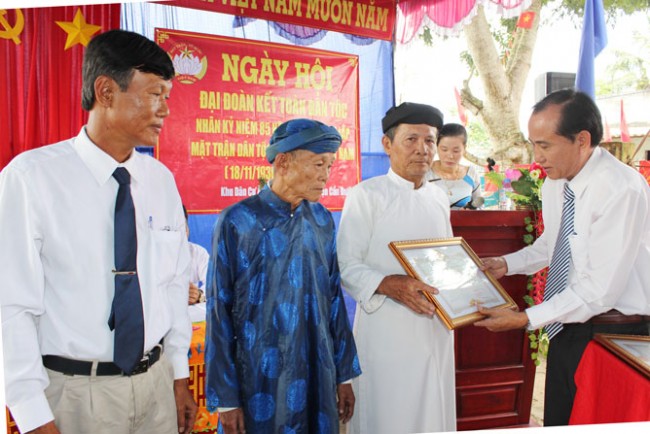 Giám đốc Sở TNMT - Nguyễn Thanh Cang dự ngày hội tại ấp 7, xã Phước Tuy, huyện Cần Đước