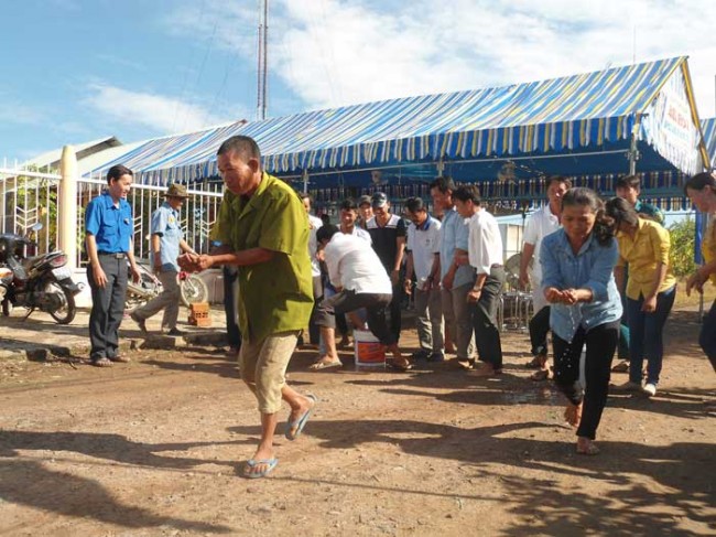 Sổi nổi các trò chơi dân gian trong ngày hội tại ấp 2, xã Tân Đông, huyện Thạnh Hóa