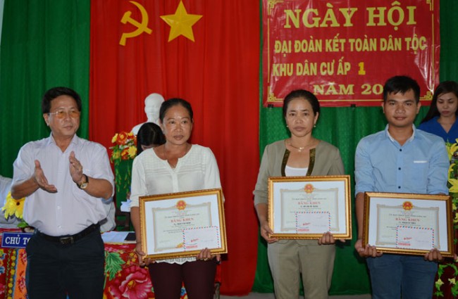 Giám đốc Công an tỉnh - Thiếu tướng Phan Chí Thanh dự tại ấp 1, xã Hưng Điền A, huyện Vĩnh Hưng