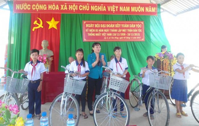 Tặng quà cho các gia đình chính sách, hộ nghèo trong ngày hội tại ấp 2, xã Tân Đông, huyện Thạnh Hóa