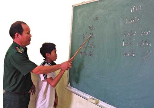 Chiến sĩ biên phòng dạy chữ cho trẻ em nghèo