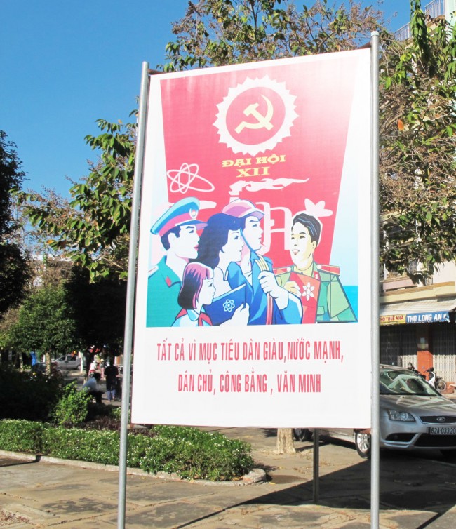 Panô truyên truyền Đại hội ở góc đường Bùi Chí Vịnh - Trương Định (tiểu công viên “Hồ con rùa”)