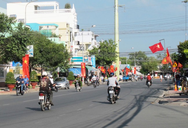 Cờ đỏ trên đường Hùng Vương (phường 2)