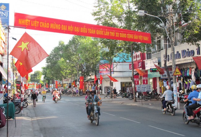 Đường Trương Định (trước chợ Tân An, phường 1) rực rỡ cờ Tổ quốc