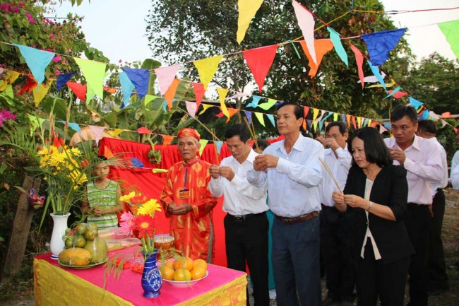 Lãnh đạo tỉnh thắp hương anh hùng liệt sĩ