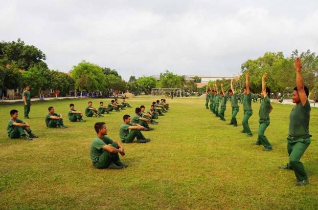 Chiến sĩ mới tích cực luyện tập động tác thể dục