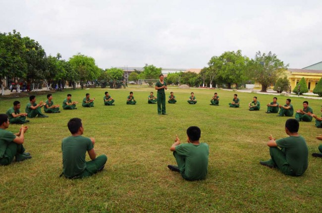 Chiến sĩ mới hào hứng hát 10 bài hát quy định trong quân đội