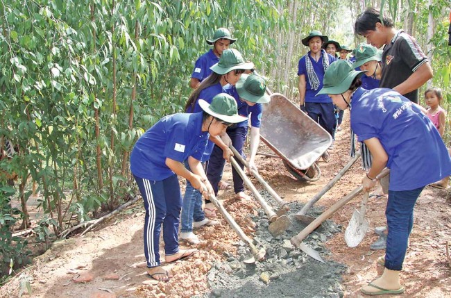 Đoàn viên, thanh niên làm đường trong chiến dịch Mùa hè xanh tại xã Mỹ Bình, huyện Đức Huệ năm 2015