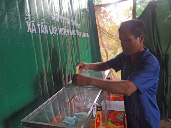 Cử tri xã Tân Lập, huyện Mộc hóa tham gia bỏ phiếu.   Ảnh: Thanh Mỹ