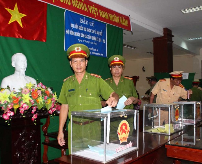 Cử tri Công an tỉnh Long An hoàn thành bầu cử sớm (9 giờ ngày 22-5).   Ảnh: Thúy Phượng