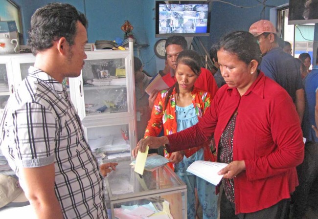Cử tri là đồng bào dân tộc Khmer đang làm công nhân tại Công ty Dệt Đông Quang nô nức tham gia bầu cử tại khu vực bầu cử số 8 của xã Đức Hòa Hạ, huyện Đức Hòa.   Ảnh: Thùy Hương